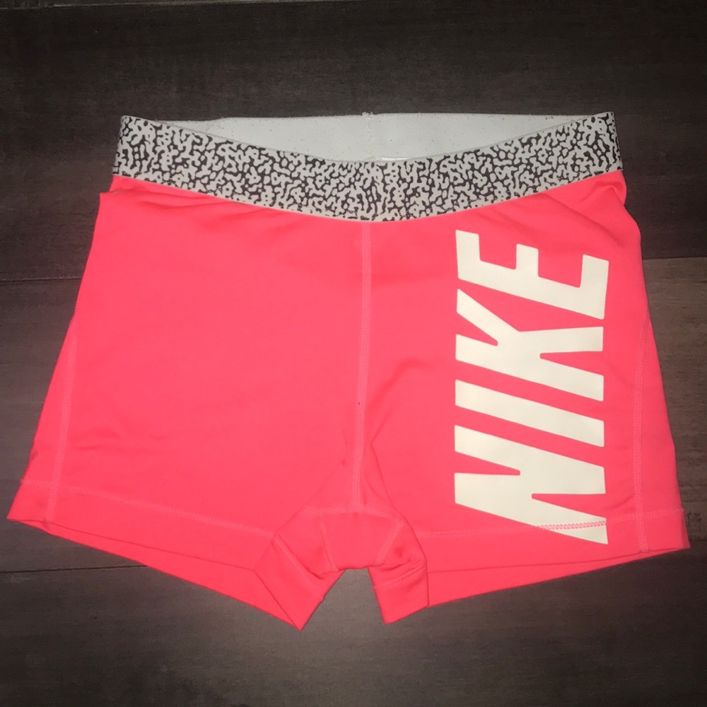 coral and white nike pro compression short🔅🌸